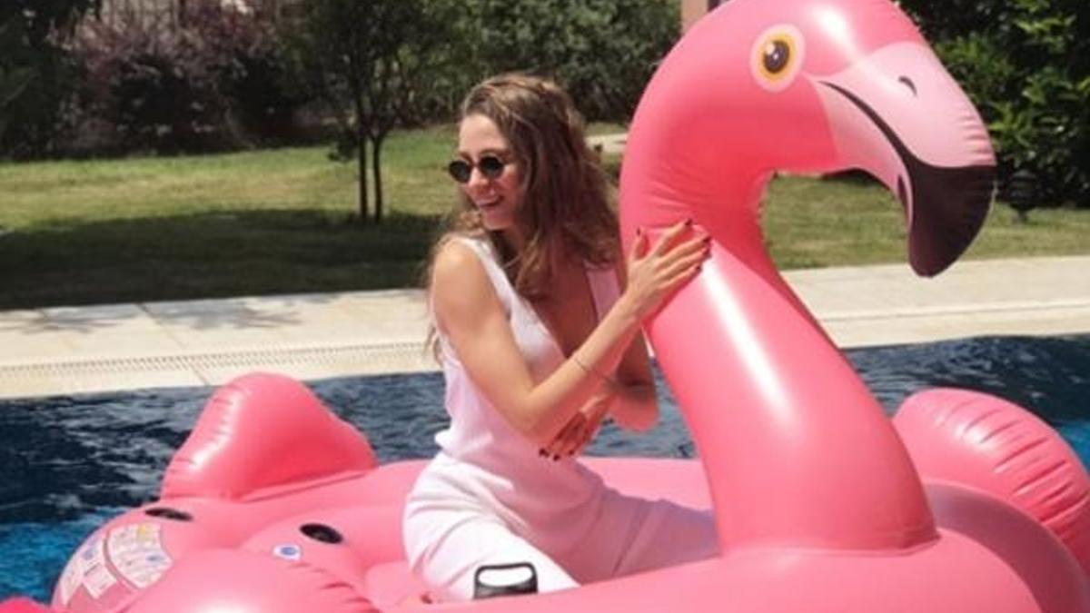 Serenay Sarıkaya modaya uydu