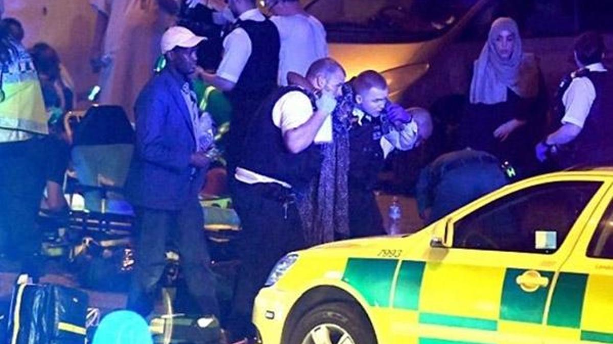 Londra'da kamyonet teravih çıkışında kalabalığın arasına daldı