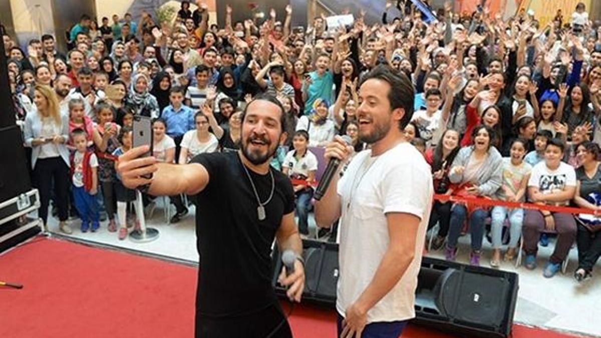 Aydın Kurtoğlu ve Doğukan Manço'dan mini konser
