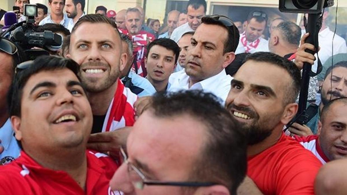 Antalyaspor taraftarından Menez'e coşkulu karşılama