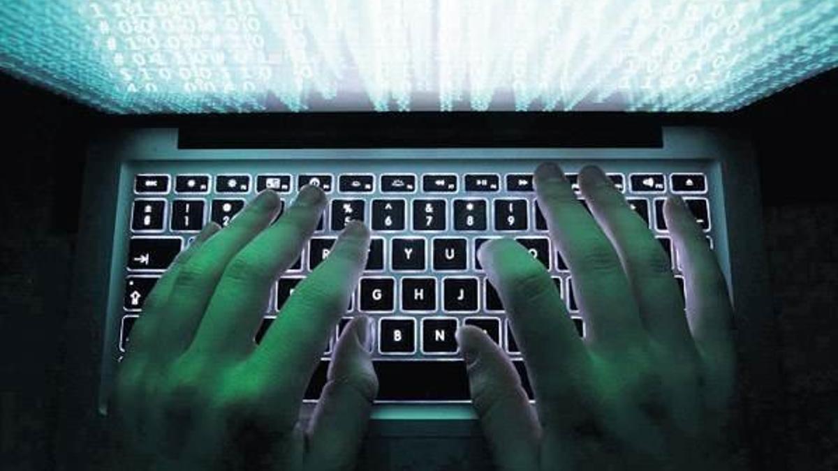 Gazetecileri casus yazılımla izlediler