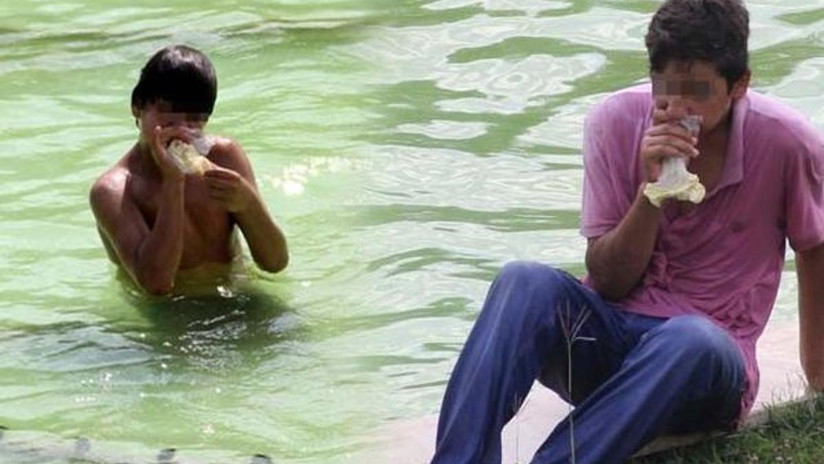 Süs havuzuna girip, uçucu madde kullanan çocuklar kamerada