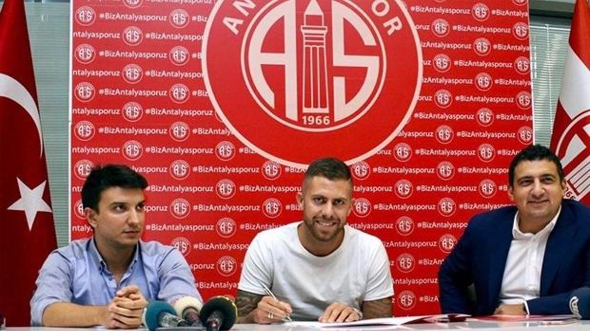 Menez resmen imzaladı