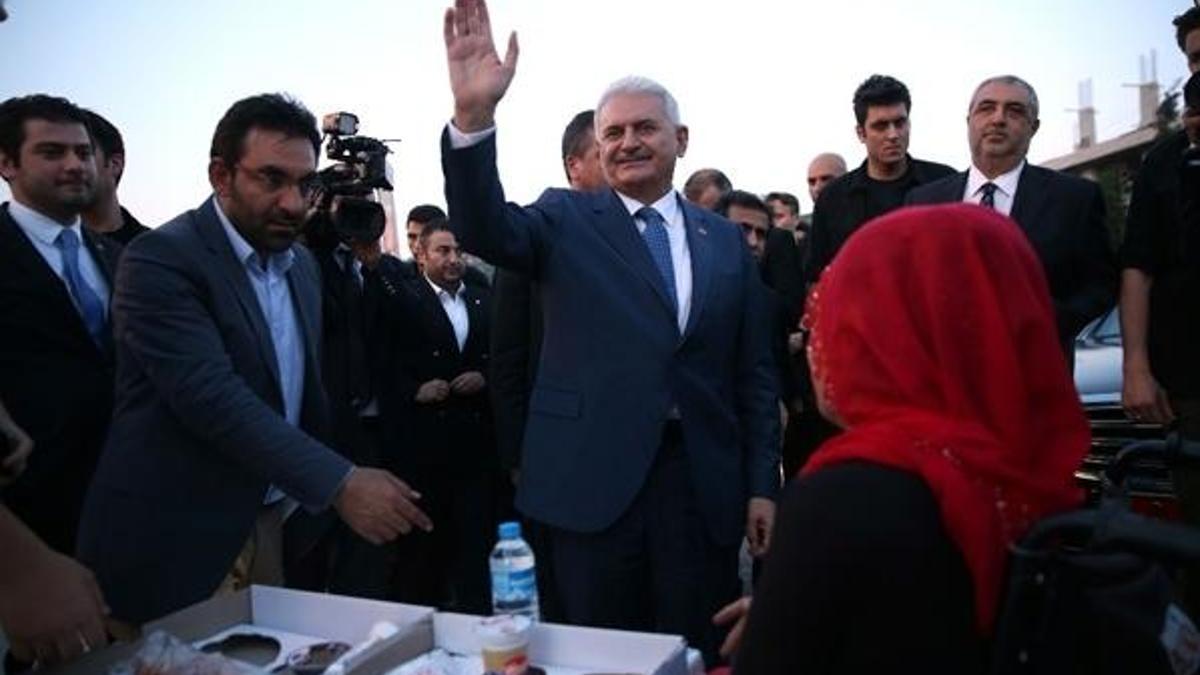 Başbakan Yıldırım, Gebze'de sokak iftarına katıldı
