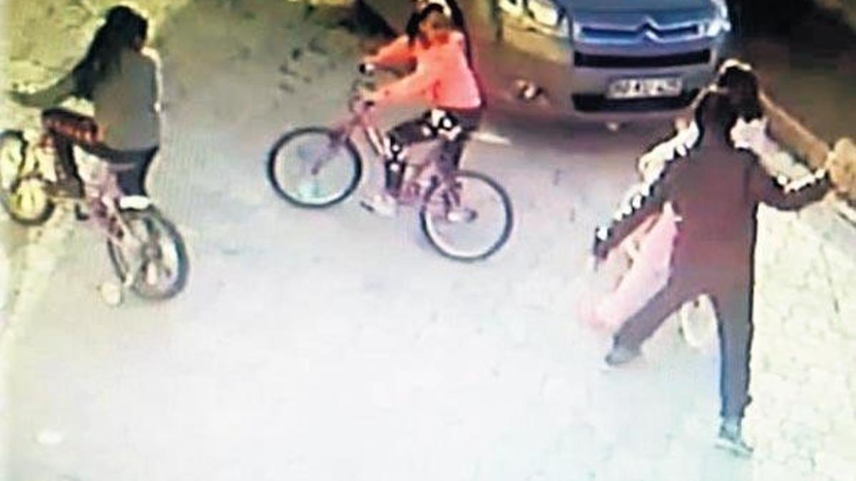 Parke taşlı saldırgan zihinsel engelli çıktı