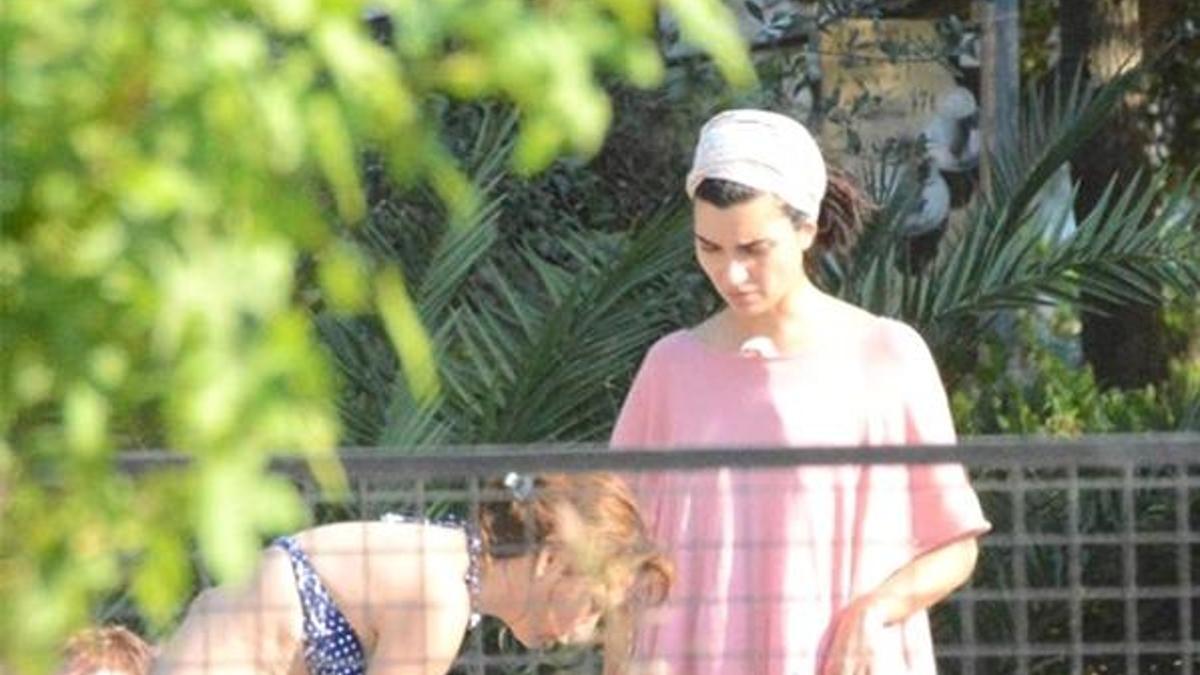 Tuba Büyüküstün, köy evine sığındı