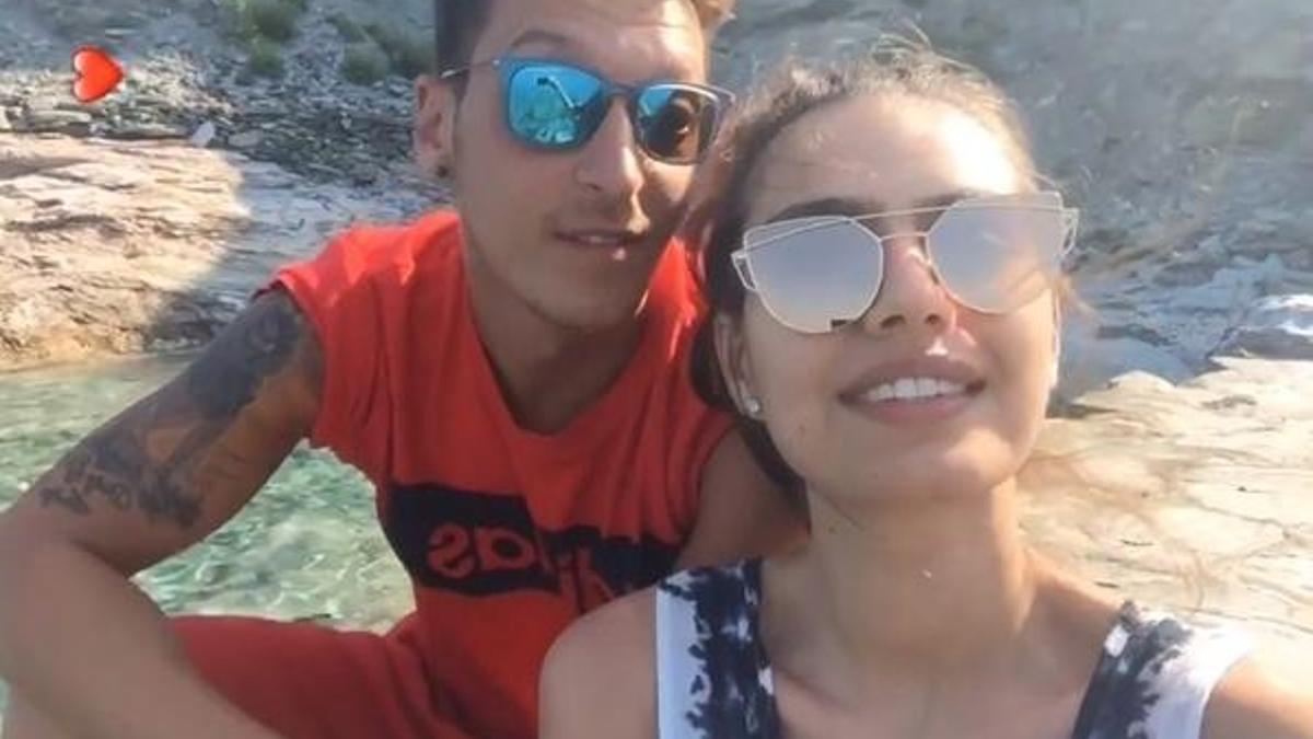 Amine Gülşe'den aşk pozu!