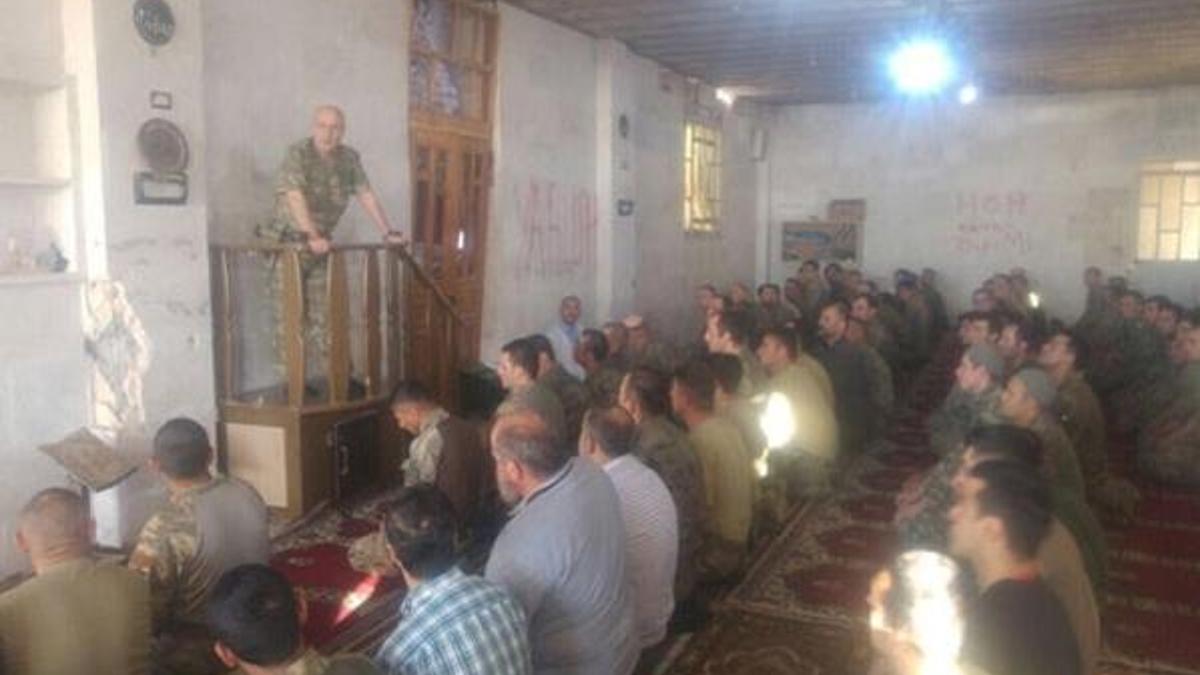 Korgeneral Aksakallı, El Bab'da minberden konuşma yaptı