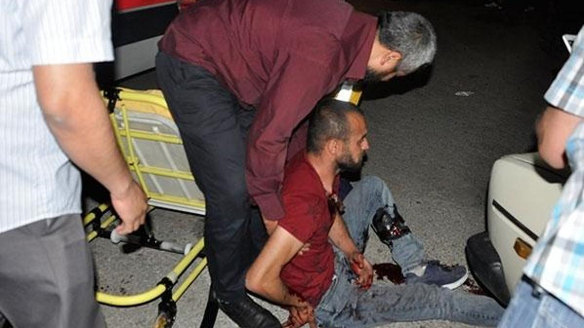 Boynuna saplanan bıçakla hastaneye kaldırıldı