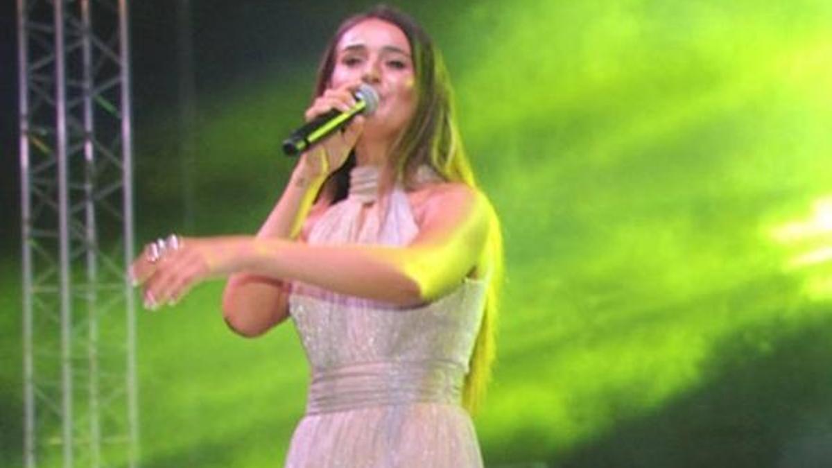 Elif Buse Doğan sahnede bayıldı