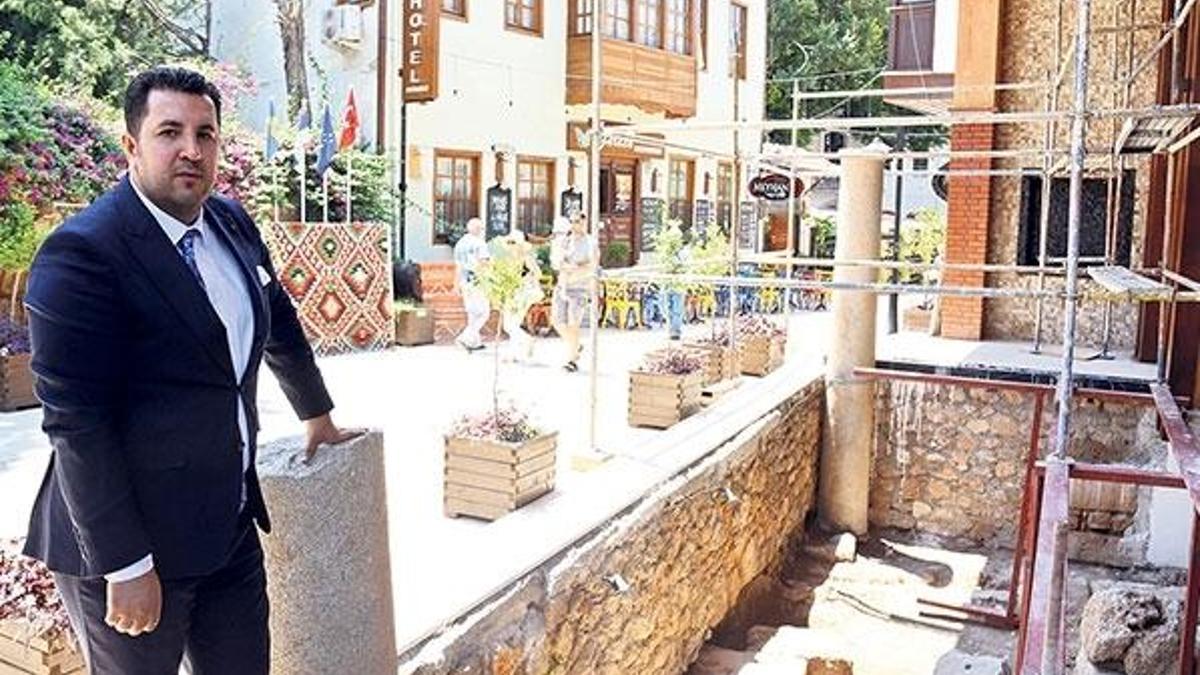 2 bin yıllık Roma sütununu evinin önüne yerleştirdi
