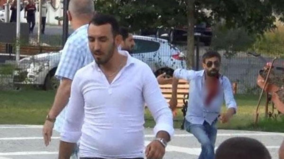 Çocuk parkında falçatalı kavga