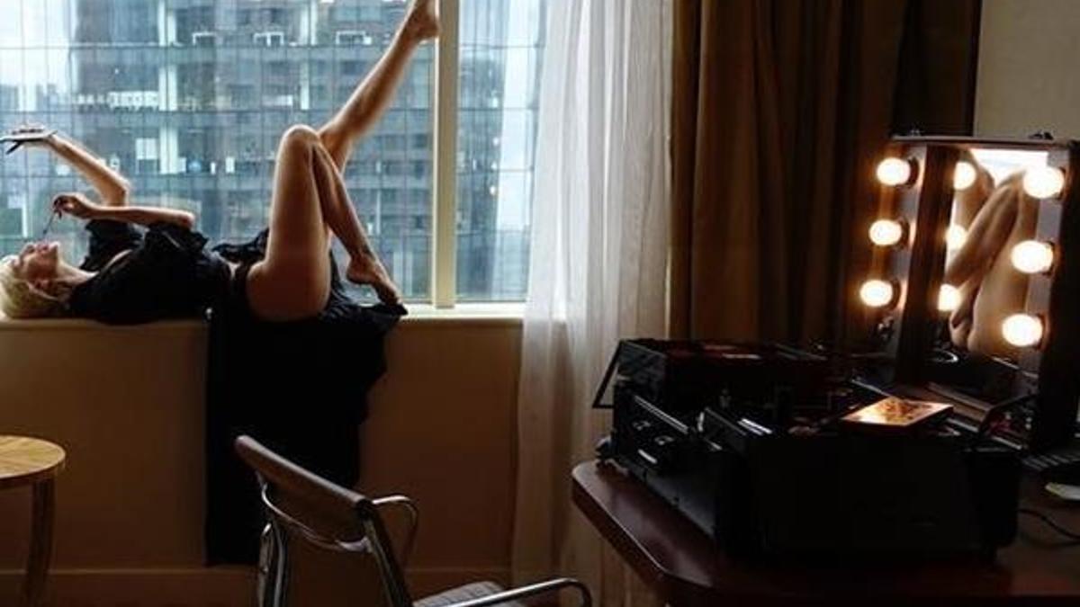 Ateşli pozlar veren Didem Soydan, aynanın azizliğine uğradı