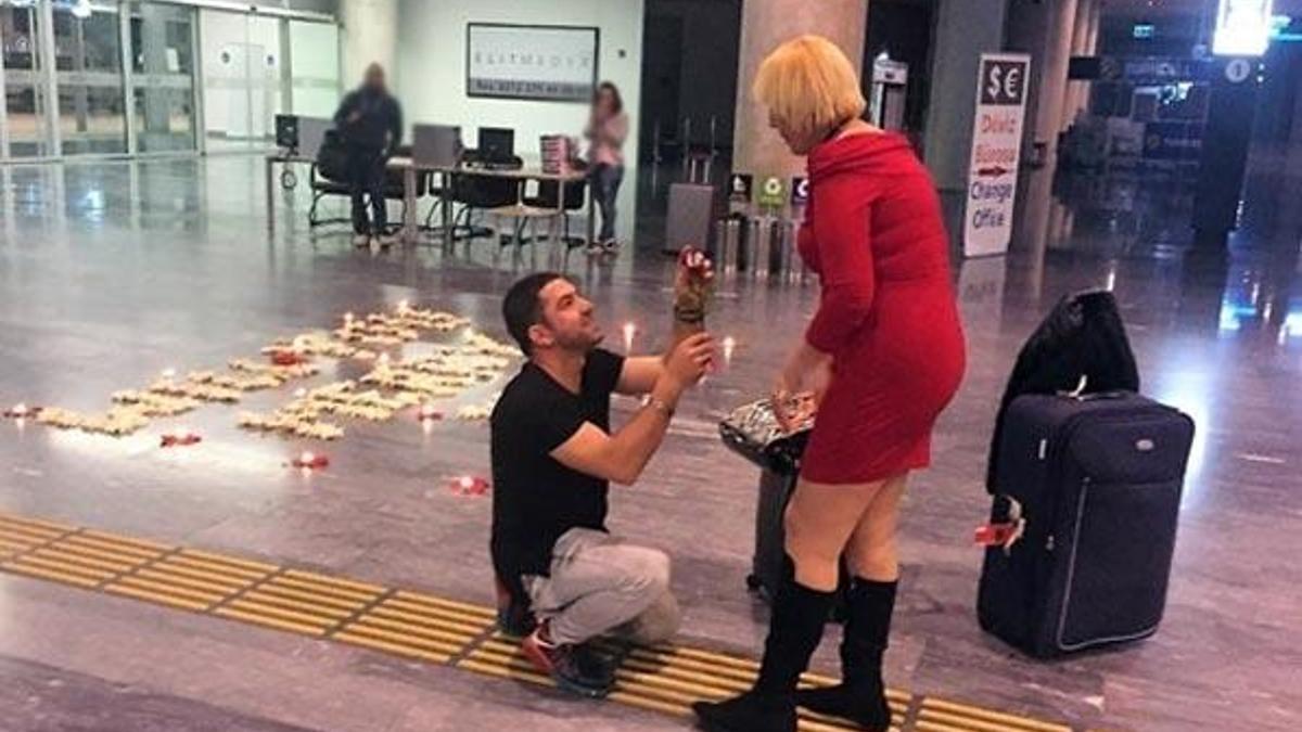 Havaalanında sürpriz evlenme teklifi ettiği sevgilisinin boynunu kesti!