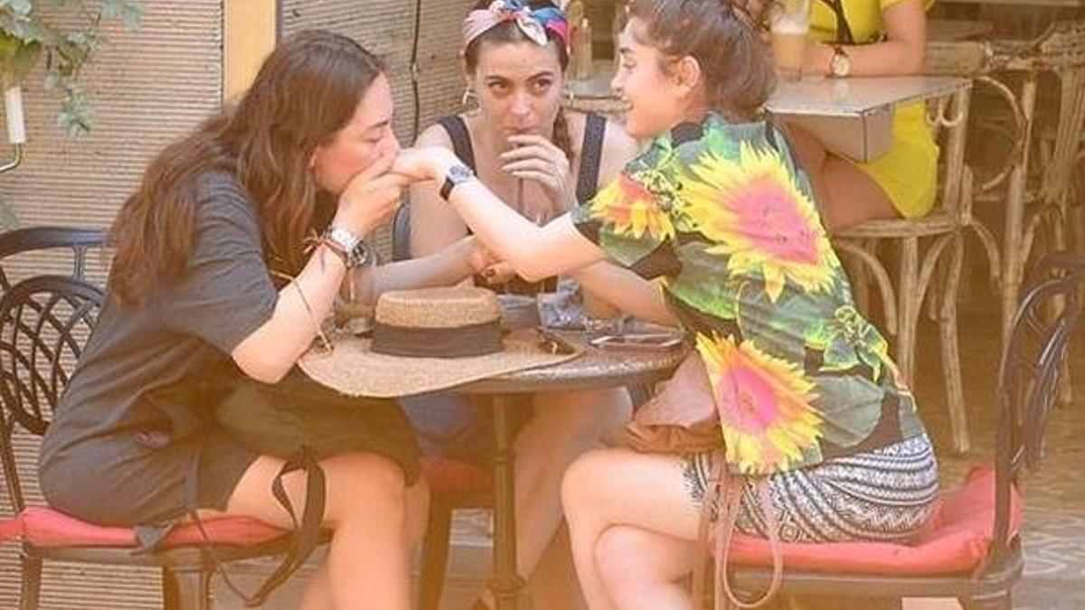 Demet Evgar ile genç kız el ele!