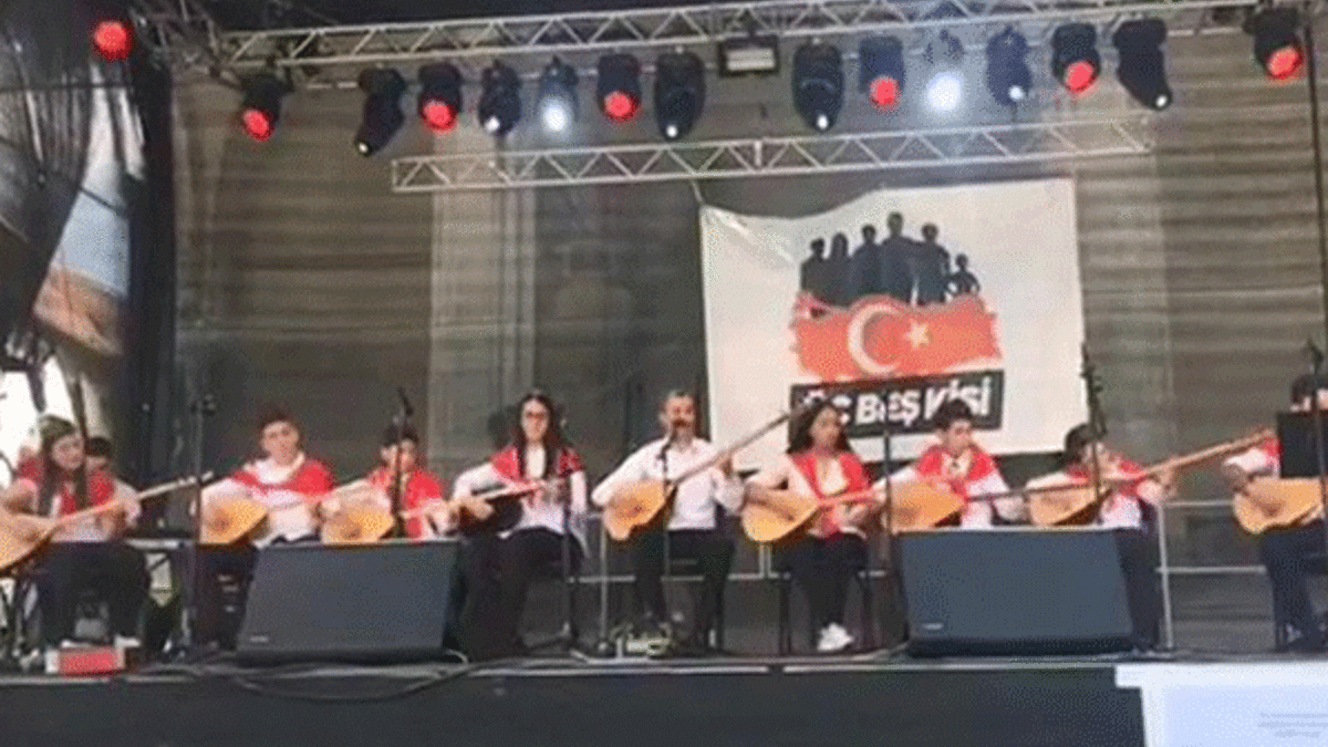 Türk bayrağına saygısızlık! Sahneden indirdiler!