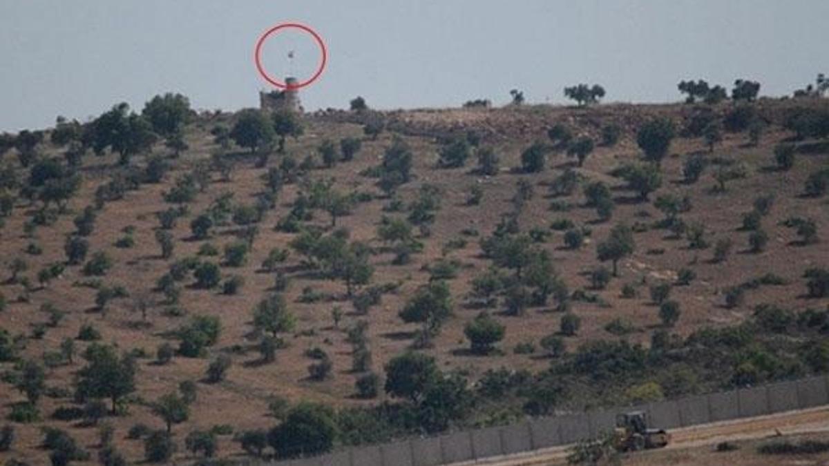 PYD'nin sınıra Suriye ve Rus bayrakları 2 aydır orada!