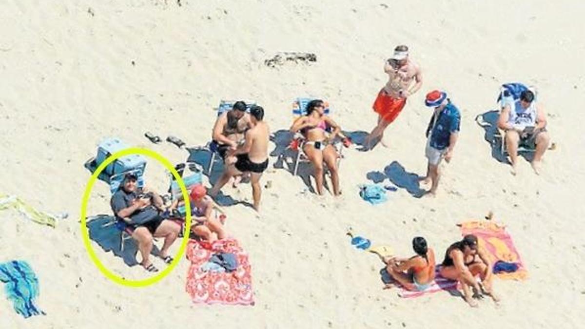 Halka kapattığı plajda güneşlendi