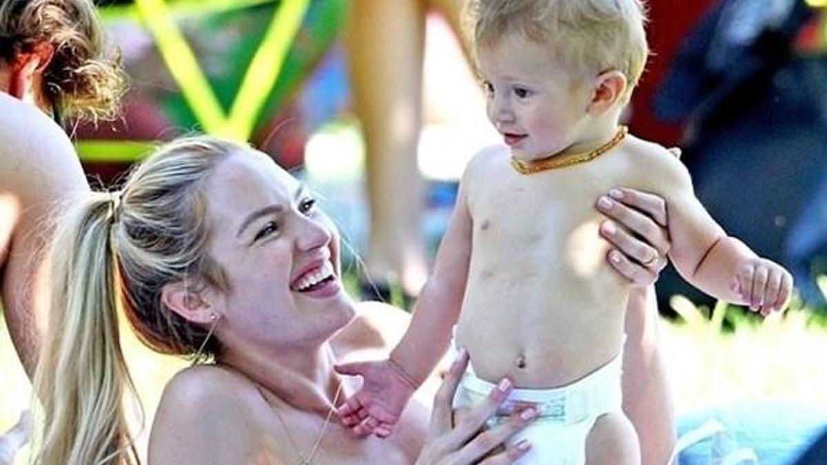 Candice Swanepoel oğluyla parkta!