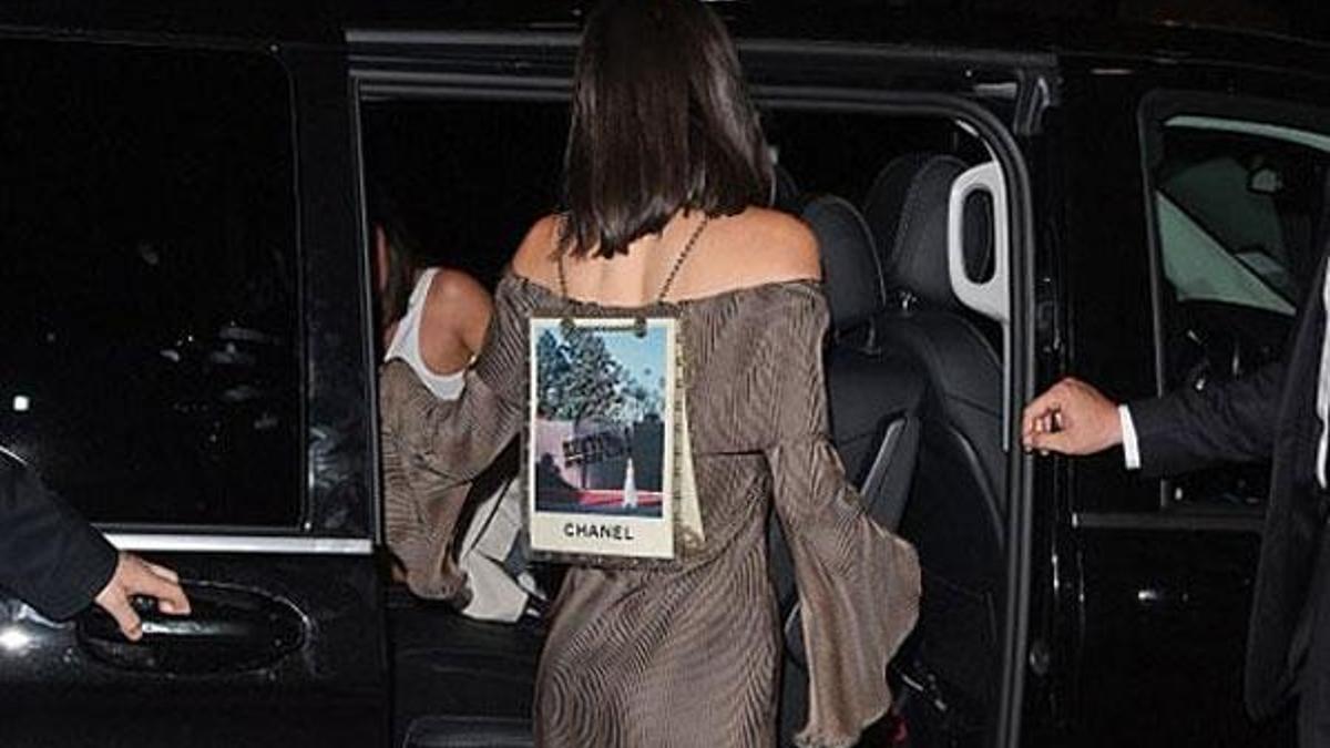 Kendall Jenner'dan sırt reklamı!