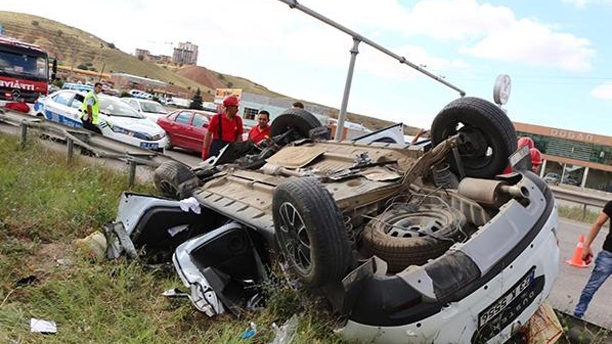 Bariyere çarpan otomobil takla attı: 1 ölü, 4 yaralı
