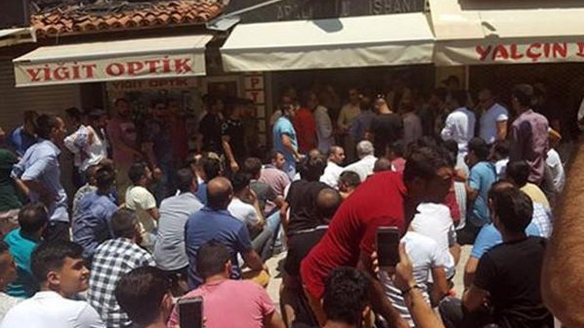 Gergin anlar... Avukatlar AVM'ye sığındı