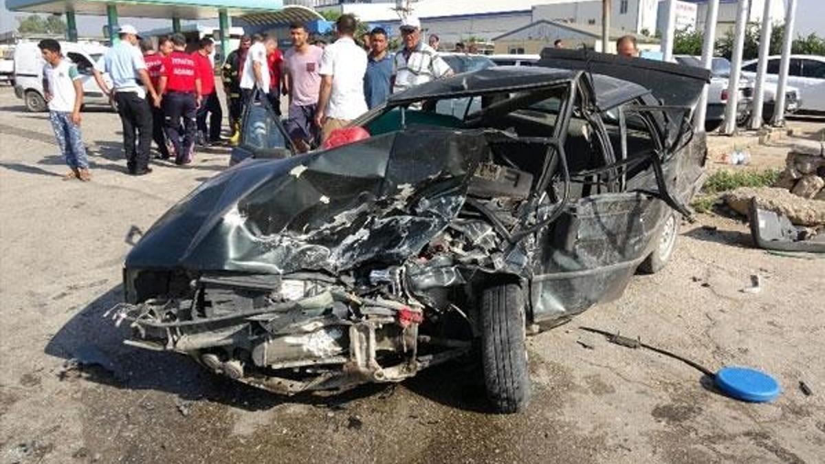 Trafik kazasında yaralı çocuklar yola savruldu