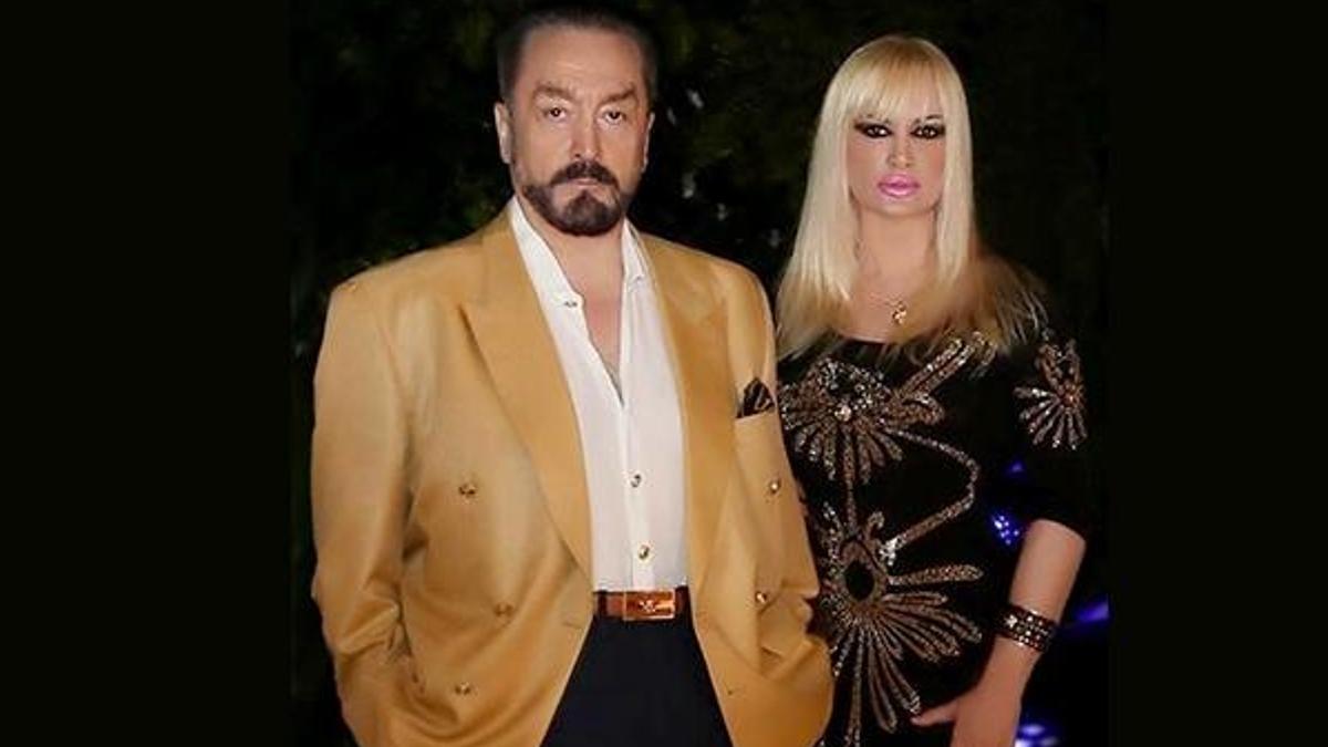 Adnan Oktar'ın kediciğinin üstsüz pozu sosyal medyayı salladı