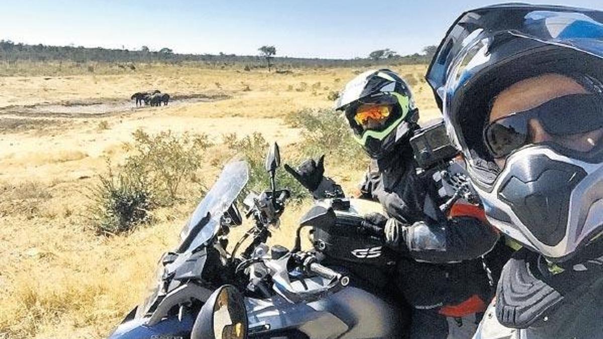 Motosiklet üstünde Afrika’yı fethediyorlar