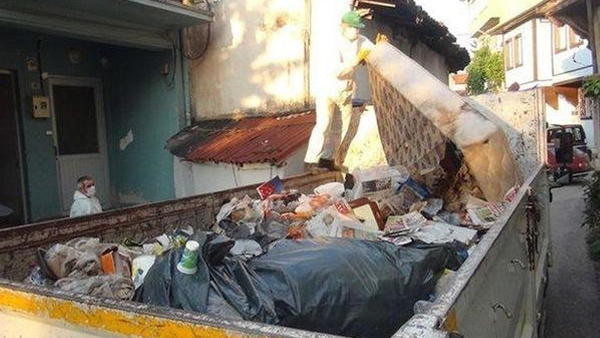 Bursa'daki çöp ev dilenci sanılan adamın çıktı