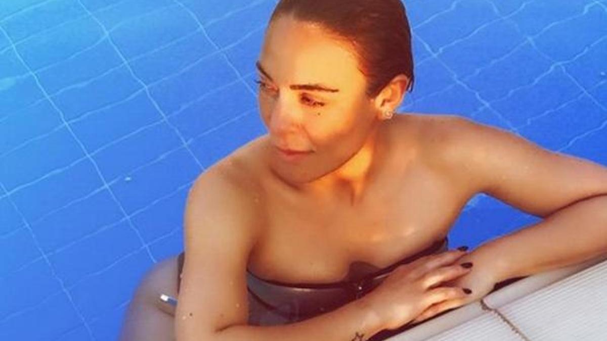 Ziynet Sali mini mini şortuyla heyecanlandırdı