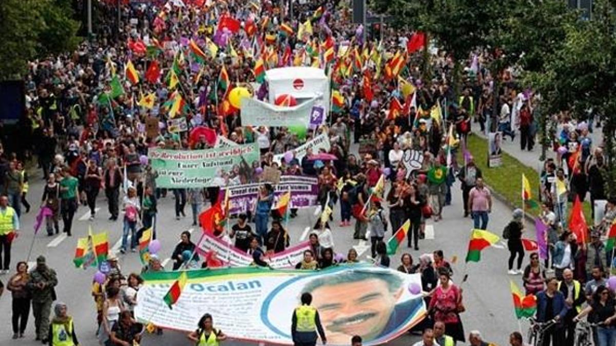 PKK paçavralarıyla sokağa çıktılar!