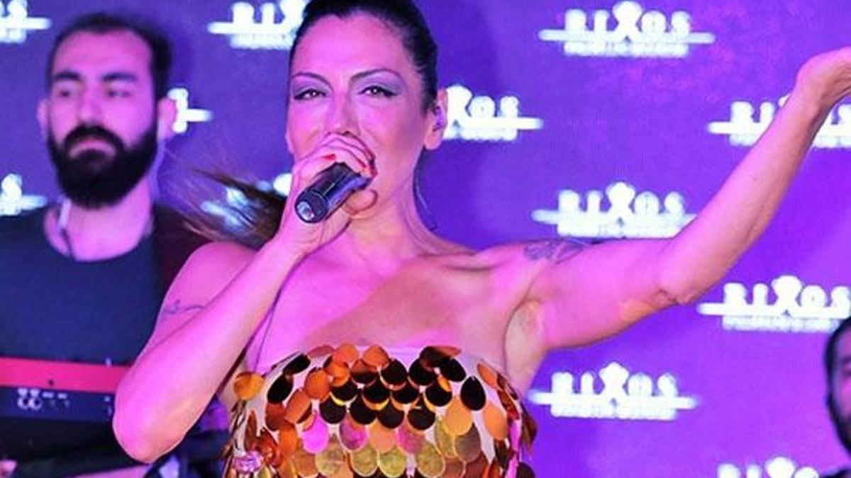 Sibel Tüzün sahneye ayakkabısız çıktı!