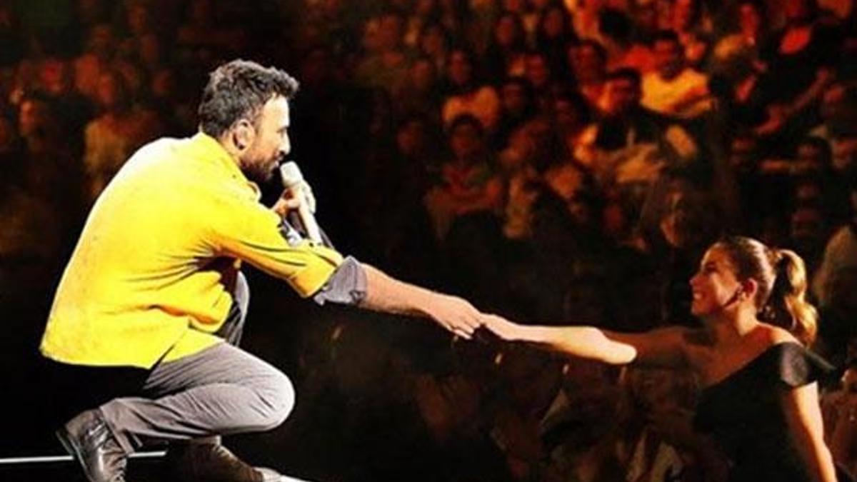 Tarkan sahnede bir anda diz çöküp...