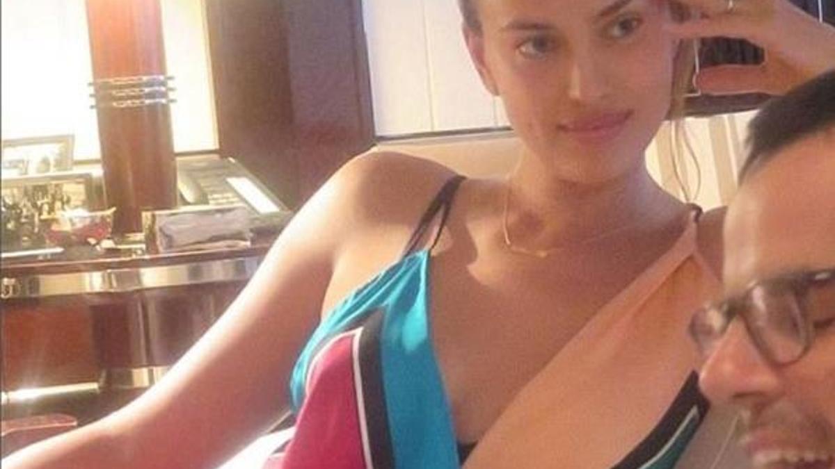 Irina Shayk'ın 2 bin liralık tatil stili
