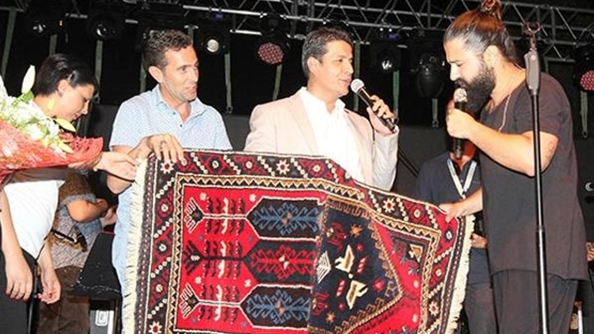 Koray Avcı'ya Döşemealtı halısı