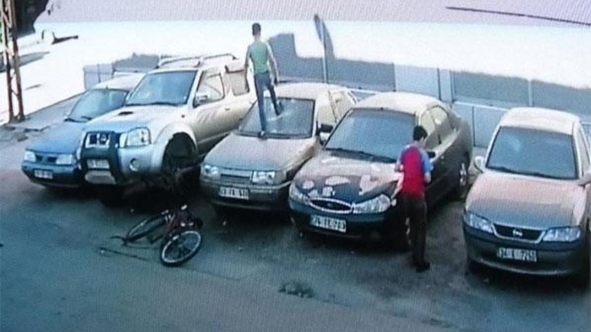 2 çocuk, güpegündüz 5 otomobili soymaya kalktı