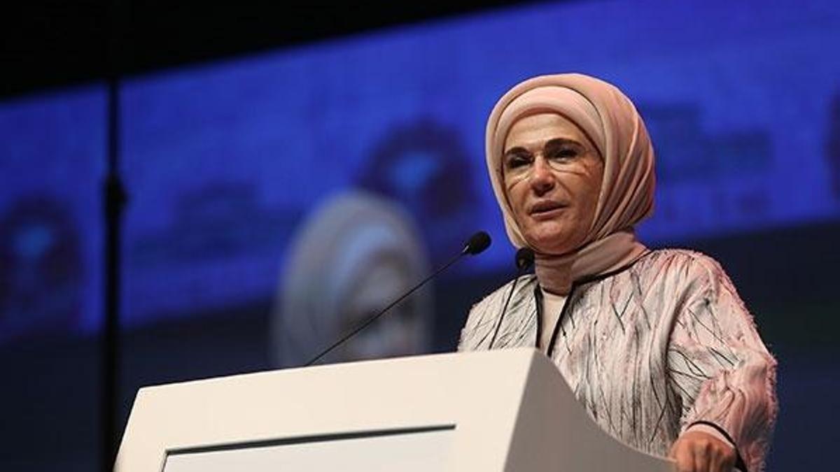 Emine Erdoğan, Bezmialem Vakıf Üniversitesi’nin mezuniyet törenine katıldı