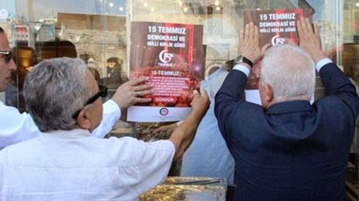 Esnaf vitrinine 15 Temmuz posterleri astı
