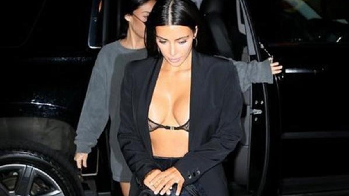 Kim Kardashian sokağa neredeyse çıplak çıktı!