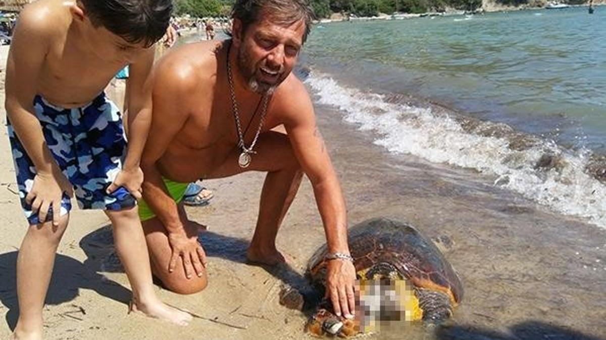 Ünlü şarkıcı şoke oldu!.. Denizde boynu kesilmiş...