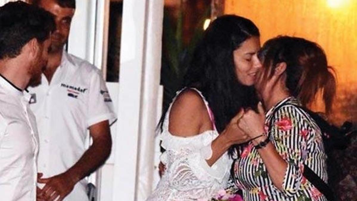 Deniz Seki ve Adriana Lima sarmaş dolaş