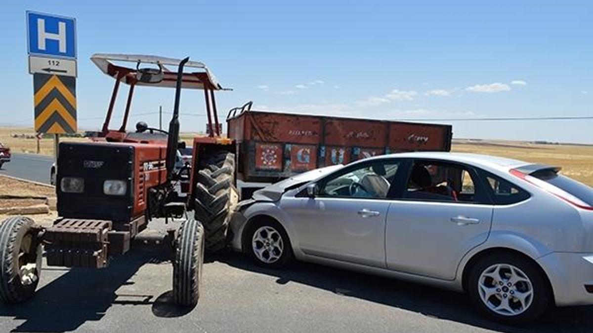 Hilvan'da otomobil traktöre çarptı: 7 yaralı