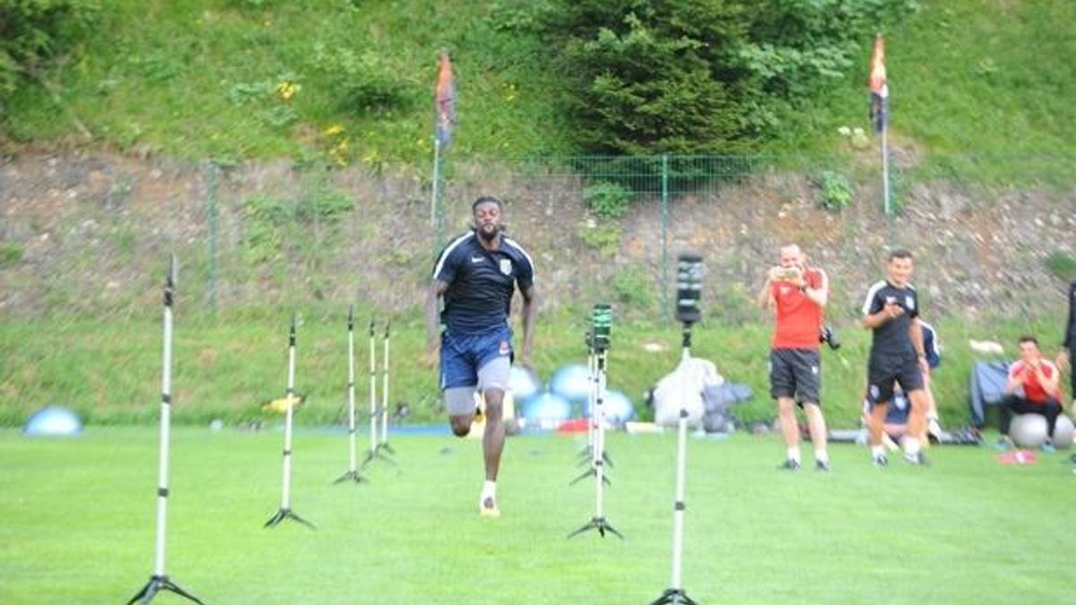 "Bu sene çok farklı bir Adebayor göreceksiniz"