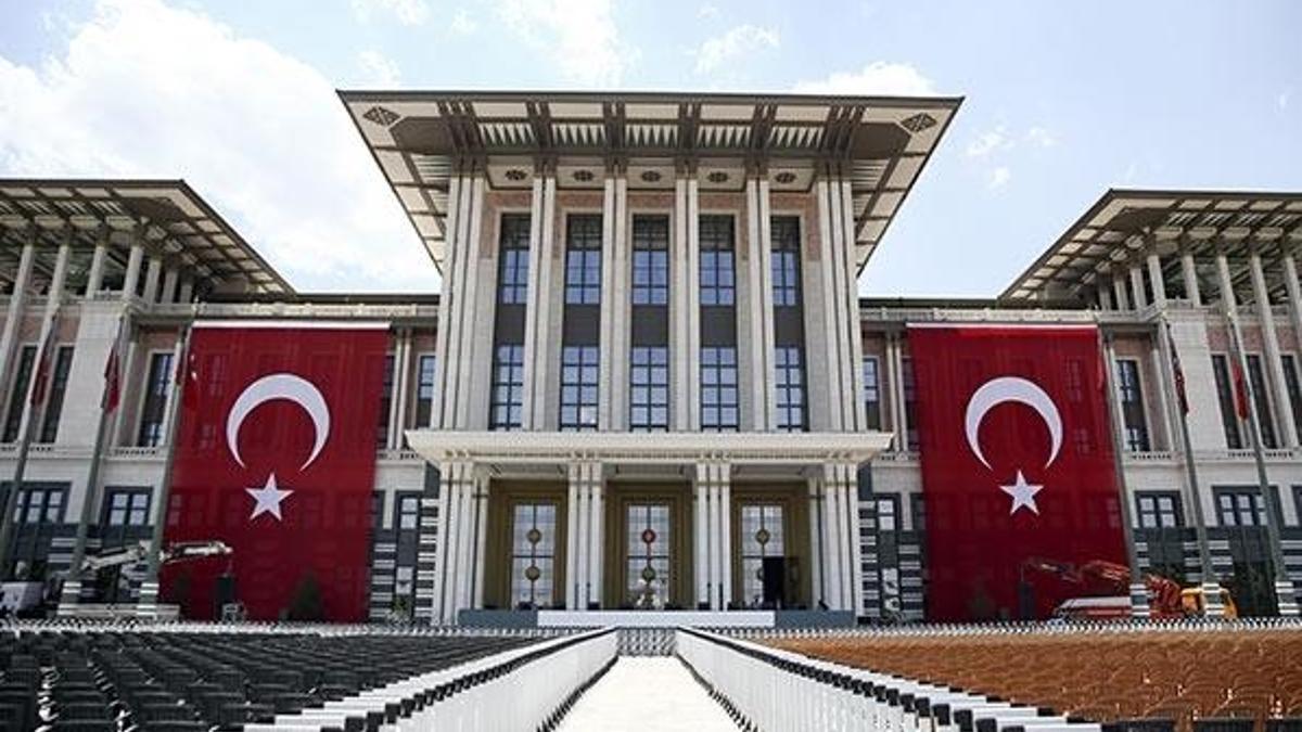 Külliye'ye dev bayraklar asıldı