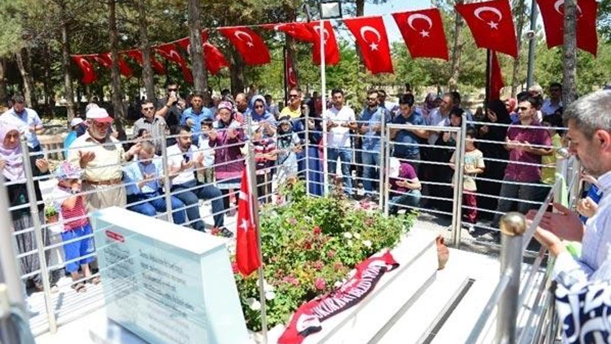 Ömer Halisdemir'in kabrine ziyaretçi akını!