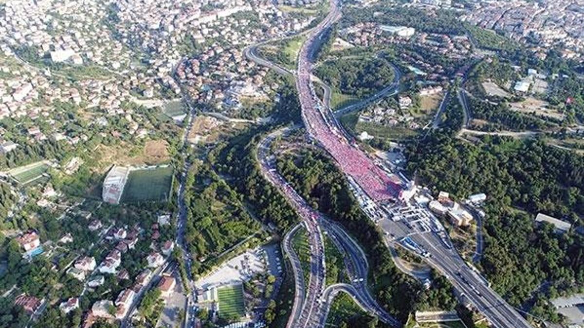 15 Temmuz Şehitler Köprüsü'ndeki yüzbinlerce insan havadan görüntülendi