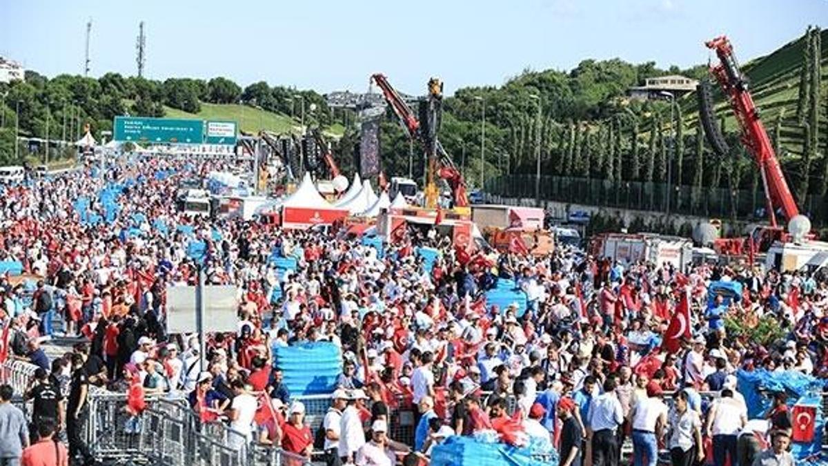 Milyonlar 15 Temmuz Şehitler Köprüsü'ne akın etti
