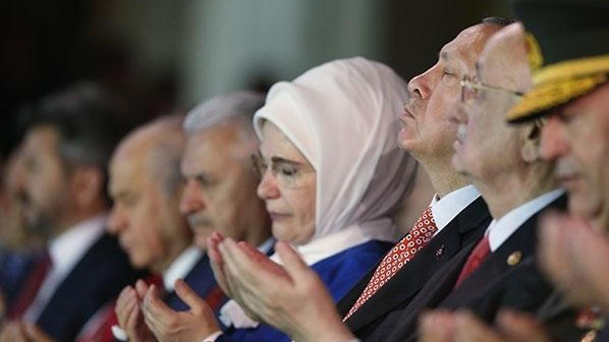 Cumhurbaşkanı Erdoğan Meclis'teki duaya böyle eşlik etti