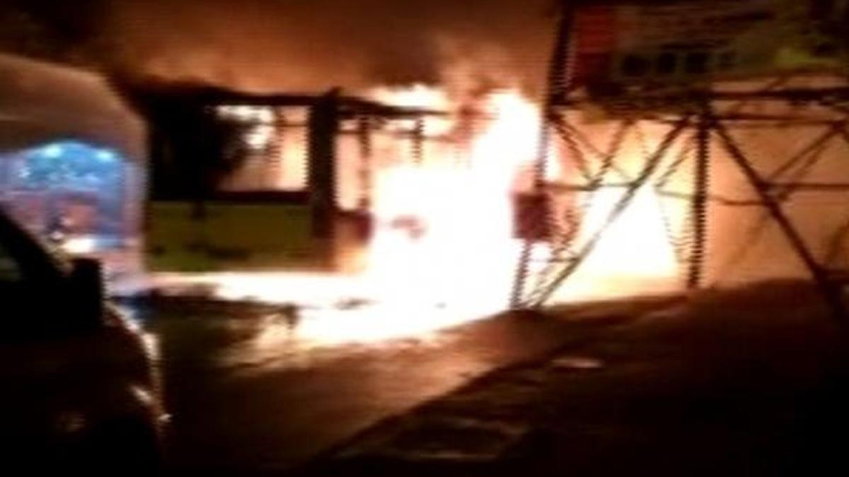 Yolcu otobüsünü durdurup ateşe verdiler